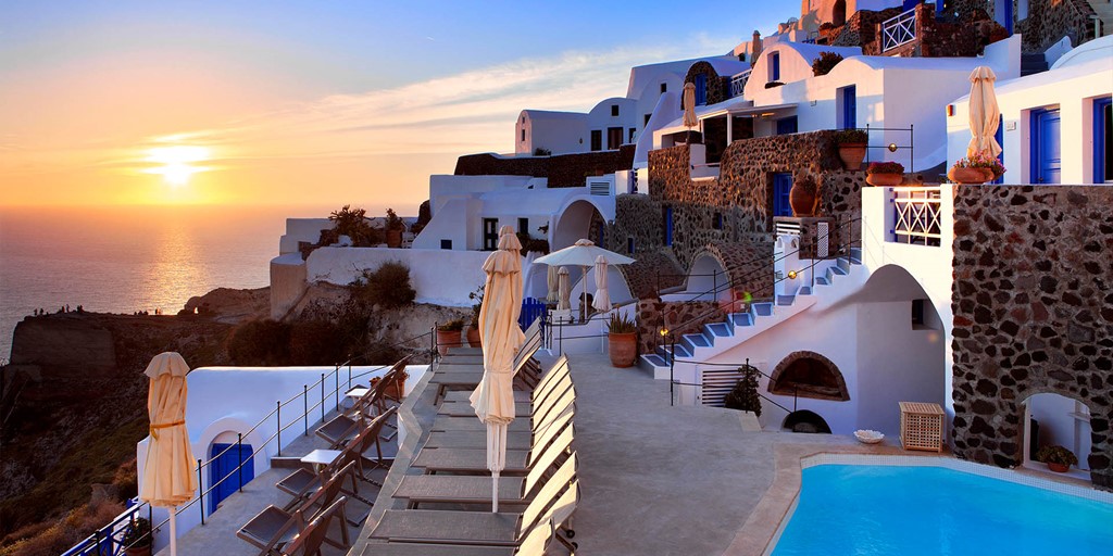 The story behind the cave houses of Oia
